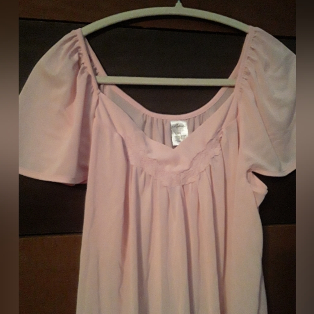 NWOT Lissome Lounge Pink Small Feminine 100% Polyester Short Sleeve nightgown